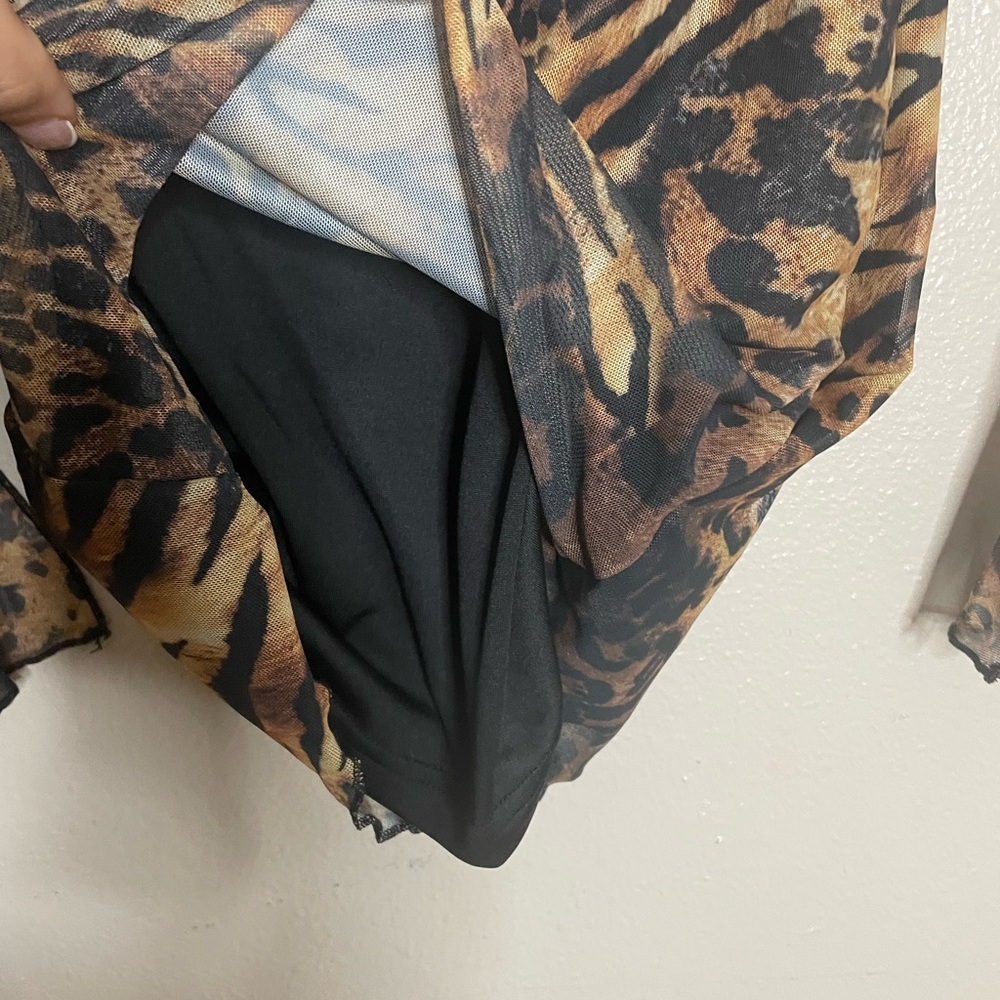 Animal Print Mesh Knitted
All Over Print Stand Collar long bell sleeves Sz Sm - Picture 7 of 14